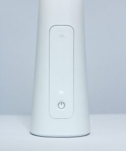 Een detail van de dimmer en aan-uitknop van een minimale bureaulamp in het wit, verkocht door Vibrant LED Lights