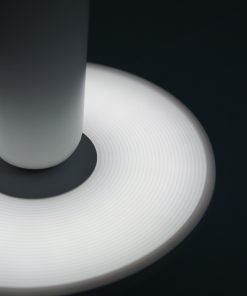 Een detail van de onderkant van een minimale bureaulamp in het wit, verkocht door Vibrant LED Lights