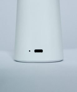 Een detail van de usb-c plug van een minimale bureaulamp in het wit, verkocht door Vibrant LED Lights